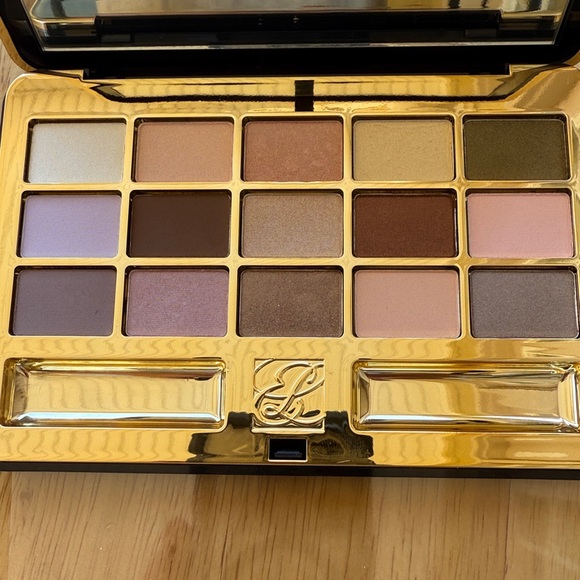 Estée Lauder Deluxe Eyeshadow Palette!!🔥🔥🔥 - Picture 15 of 16